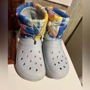 Crocs Classic Lined Neo Puff Boot Mens 11 Mineral Blue Tie Dye